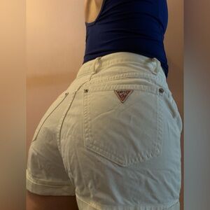 VINTAGE WHITE GUESS SHORTS SIZE 29